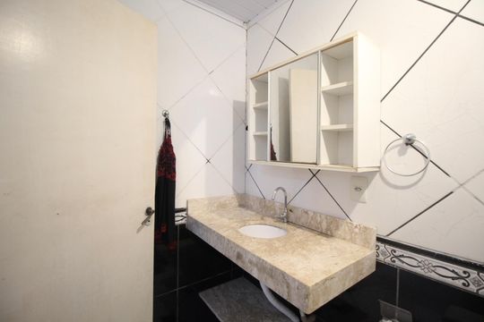 Banheiro de casa à venda com 3 quartos, 120m² em Bom Jesus, Porto Alegre