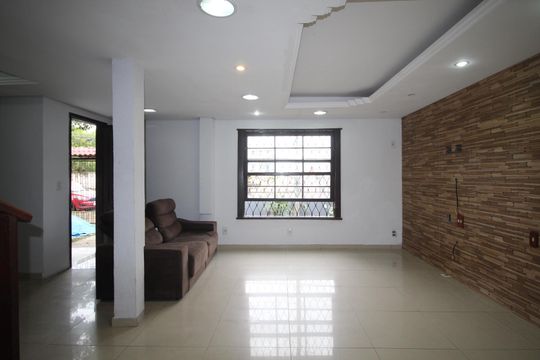 Sala de casa à venda com 3 quartos, 120m² em Bom Jesus, Porto Alegre