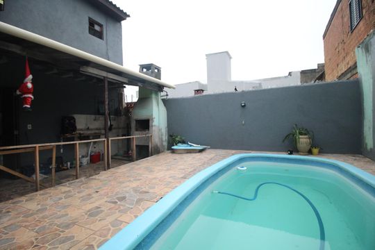 Piscina de casa à venda com 3 quartos, 120m² em Bom Jesus, Porto Alegre