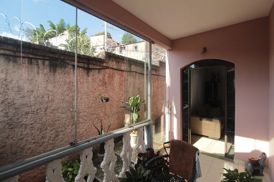 Alpendre de casa à venda com 6 quartos, 200m² em Jaqueline, Belo Horizonte
