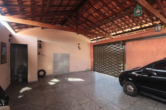 Garagem de casa à venda com 6 quartos, 200m² em Jaqueline, Belo Horizonte