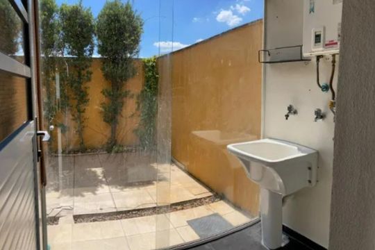 Área de serviço de casa de condomínio para alugar com 3 quartos, 110m² em Jardim Ipes, Cotia