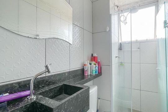 Banheiro de apartamento para alugar com 2 quartos, 43m² em Jardim do Lago, Osasco