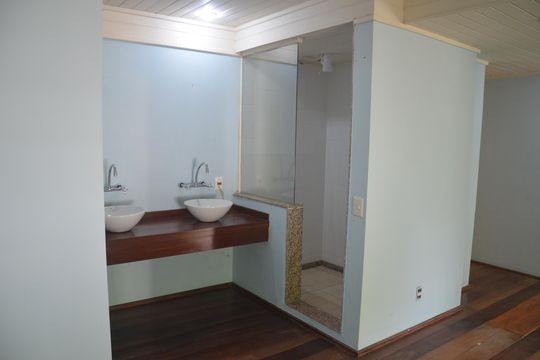 Banheiro da Suíte 2 de casa para alugar com 3 quartos, 150m² em Itaipava, Petrópolis