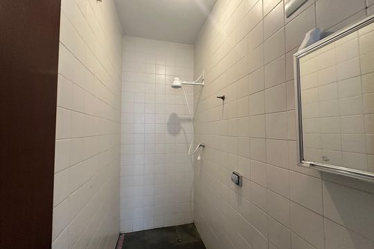 Banheiro de serviço de casa de condomínio para alugar com 4 quartos, 342m² em Morada dos Pássaros, Barueri