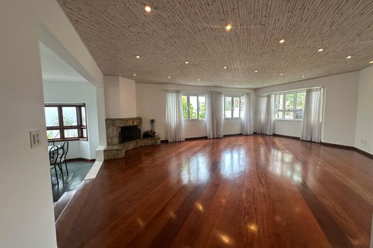 Sala de casa de condomínio para alugar com 4 quartos, 342m² em Morada dos Pássaros, Barueri