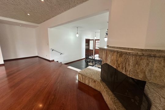 Sala de casa de condomínio para alugar com 4 quartos, 342m² em Morada dos Pássaros, Barueri