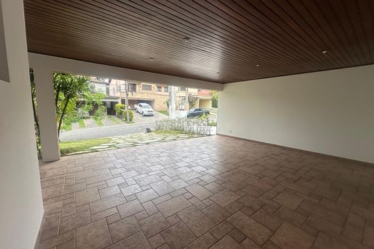 Garagem de casa de condomínio para alugar com 4 quartos, 342m² em Morada dos Pássaros, Barueri