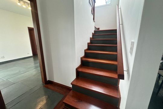 Escada de casa de condomínio para alugar com 4 quartos, 342m² em Morada dos Pássaros, Barueri