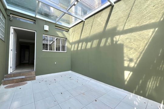 Garagem de casa à venda com 2 quartos, 106m² em Planalto Paulista, São Paulo