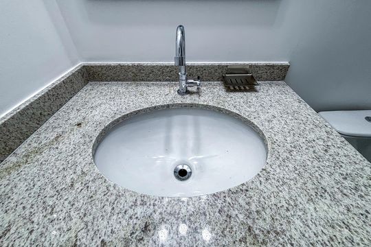 Banheiro social de apartamento à venda com 1 quarto, 23m² em Pinheiros, São Paulo