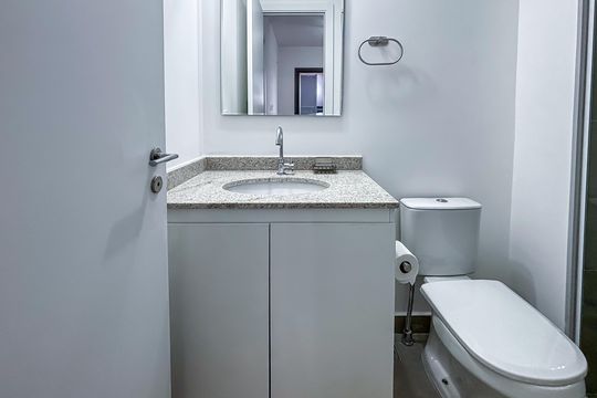 Banheiro social de apartamento à venda com 1 quarto, 23m² em Pinheiros, São Paulo