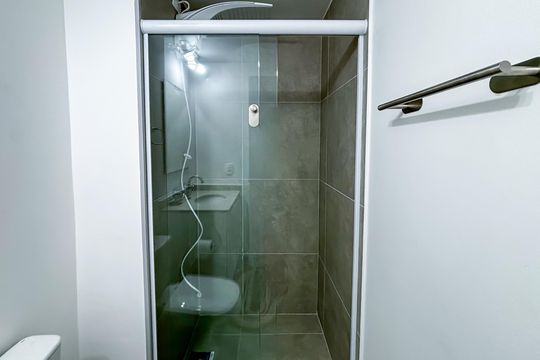 Banheiro social de apartamento à venda com 1 quarto, 23m² em Pinheiros, São Paulo