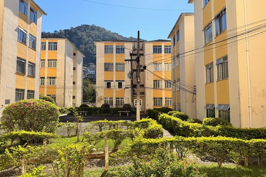 Vista da sala de apartamento para alugar com 2 quartos, 55m² em Mosela, Petrópolis