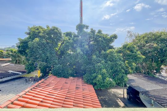 Vista de casa à venda com 3 quartos, 131m² em Vila Dalva, São Paulo