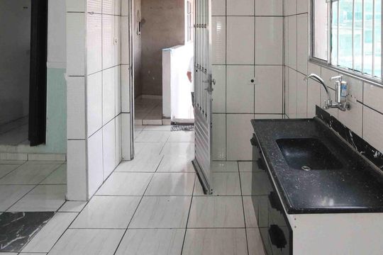 Cozinha de casa para alugar com 2 quartos, 90m² em Jardim da Conquista, São Paulo