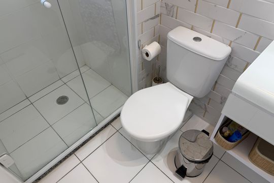 Banheiro de kitnet/studio para alugar com 1 quarto, 49m² em Vila Matias, Santos