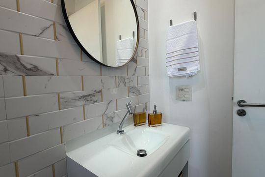 Banheiro de kitnet/studio para alugar com 1 quarto, 49m² em Vila Matias, Santos