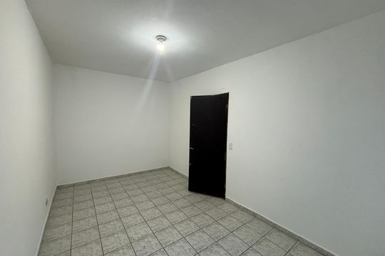 Quarto 2 de casa à venda com 2 quartos, 70m² em Vila Paranagua, São Paulo
