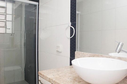 Banheiro de apartamento à venda com 2 quartos, 60m² em Menino Deus, Porto Alegre