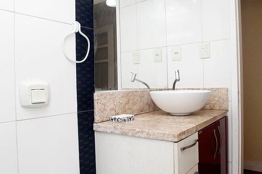 Banheiro de apartamento à venda com 2 quartos, 60m² em Menino Deus, Porto Alegre
