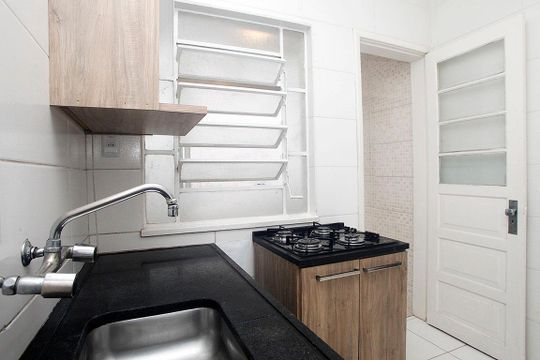 Cozinha + Área de Serviço de apartamento à venda com 2 quartos, 60m² em Menino Deus, Porto Alegre