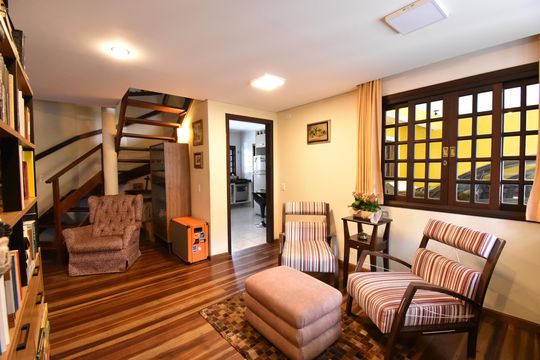 Sala de casa à venda com 5 quartos, 330m² em Vista Alegre, Curitiba