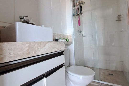 Banheiro 1 de apartamento à venda com 3 quartos, 63m² em São Sebastião, Porto Alegre