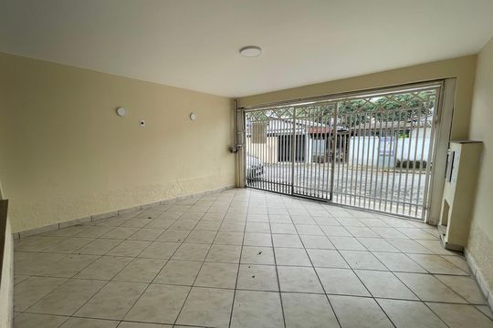 Garagem de casa à venda com 3 quartos, 121m² em Jardim Sao Jorge (raposo Tavares), São Paulo