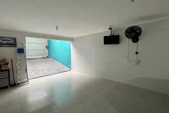 Garagem  de casa à venda com 3 quartos, 247m² em Parque Gerassi, Santo André
