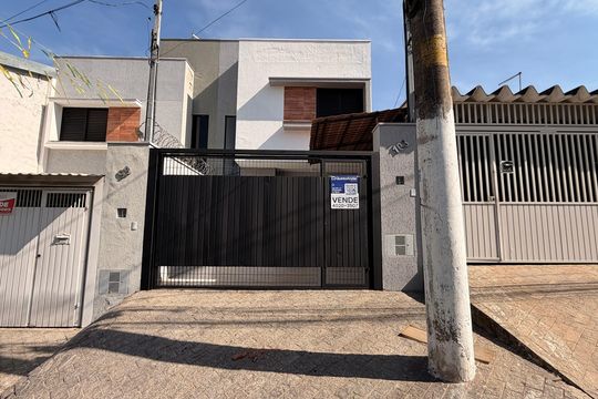 Fachada de casa à venda com 2 quartos, 70m² em Parque Guarani, São Paulo