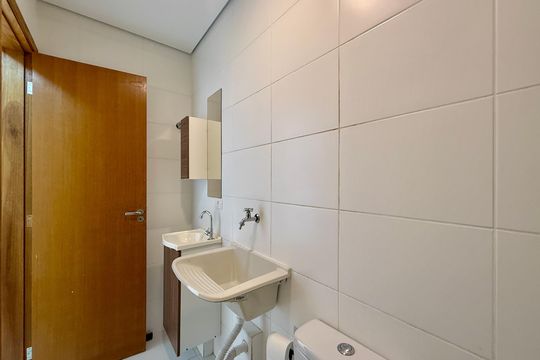 Banheiro de kitnet/studio à venda com 1 quarto, 30m² em Jardim Sabara, São Paulo
