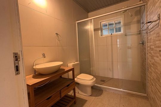 Banheiro 1 de casa para alugar com 3 quartos, 170m² em Nonoai, Porto Alegre