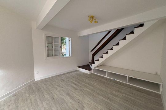 Sala de casa à venda com 3 quartos, 170m² em Nonoai, Porto Alegre