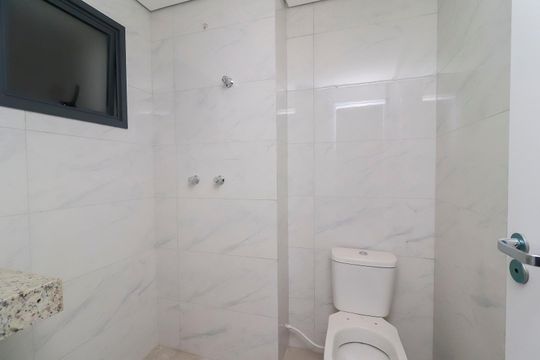 Banheiro de kitnet/studio para alugar com 1 quarto, 28m² em Cidade Antônio Estêvão de Carvalho, São Paulo