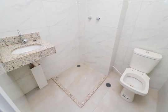 Banheiro de kitnet/studio para alugar com 1 quarto, 28m² em Cidade Antônio Estêvão de Carvalho, São Paulo