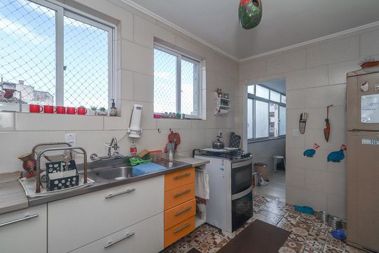 Cozinha de apartamento à venda com 3 quartos, 129m² em Santa Cecília, Porto Alegre