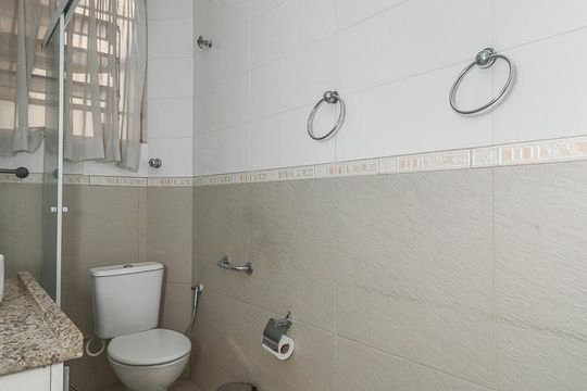 Banheiro de apartamento à venda com 3 quartos, 130m² em Petrópolis, Porto Alegre