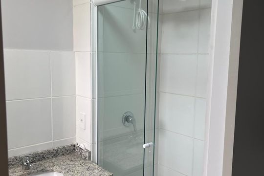 Banheiro social de apartamento para alugar com 2 quartos, 50m² em Parque Santa Fé, Porto Alegre