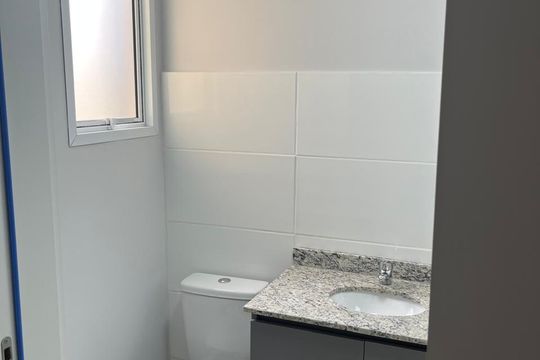 Banheiro social de apartamento para alugar com 2 quartos, 50m² em Parque Santa Fé, Porto Alegre
