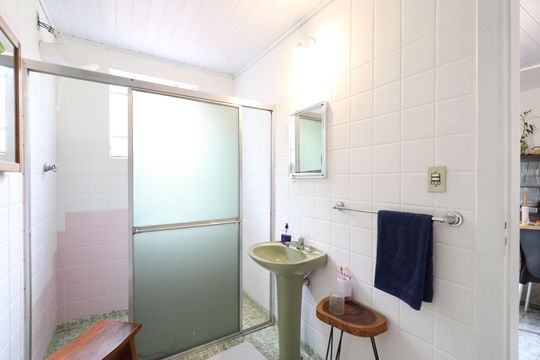 Banheiro de casa à venda com 2 quartos, 170m² em Alto de Pinheiros, São Paulo