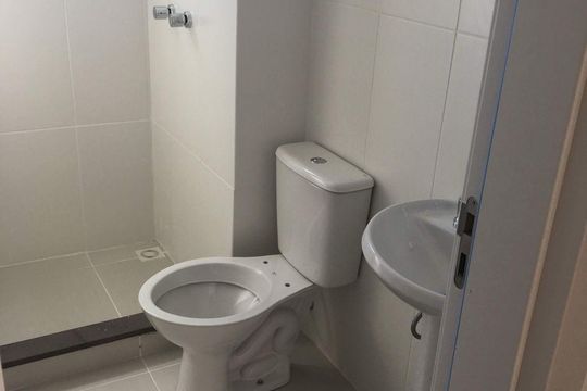 Banheiro de apartamento à venda com 2 quartos, 50m² em Ipanema, Porto Alegre