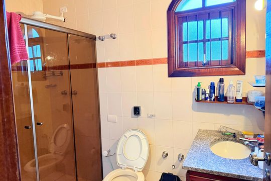 Banheiro 3 de casa para alugar com 3 quartos, 220m² em Vila Sao Francisco (zona Sul), São Paulo