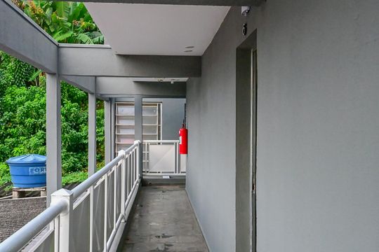 Entrada de kitnet/studio para alugar com 1 quarto, 60m² em Vila Francisco Remeikis, Taboão da Serra
