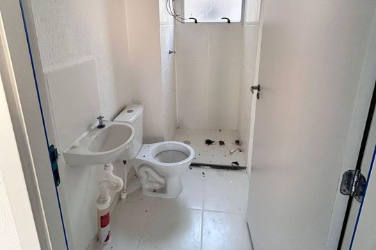 Banheiro de apartamento para alugar com 2 quartos, 42m² em Campo Novo, Porto Alegre