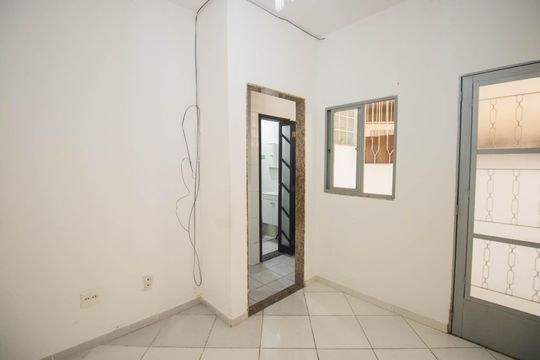 Sala de casa para alugar com 2 quartos, 80m² em Venda da Cruz, São Gonçalo