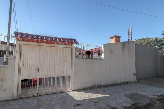 Fachada de casa à venda com 2 quartos, 100m² em Morro Santana, Porto Alegre