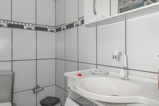 Banheiro de casa à venda com 2 quartos, 100m² em Morro Santana, Porto Alegre