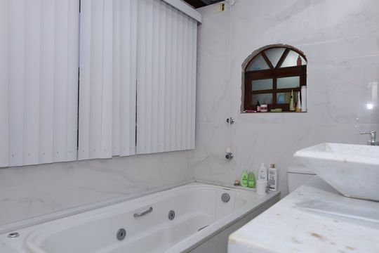 Banheiro da Suíte 2 de casa à venda com 5 quartos, 400m² em Lajeado, São Paulo