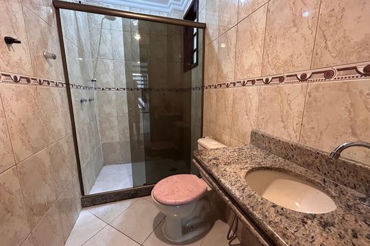 Banheiro de casa de condomínio à venda com 3 quartos, 250m² em Vargem Grande, Rio de Janeiro